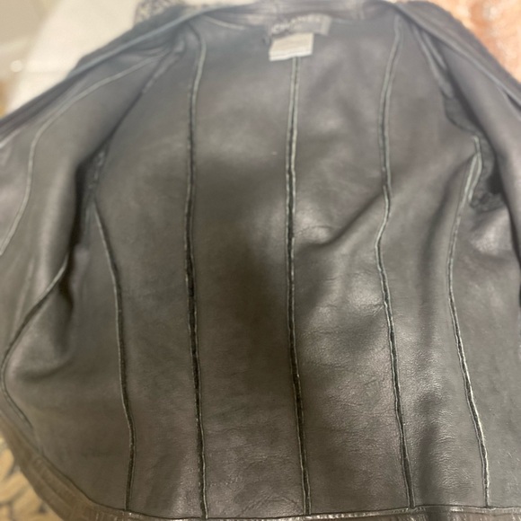 Chanel
Shearling jacket - Picture 13 of 15